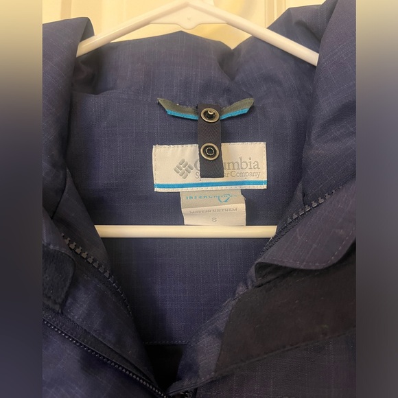 Navy blue small Columbia windbreaker without underlayer. - Picture 2 of 3